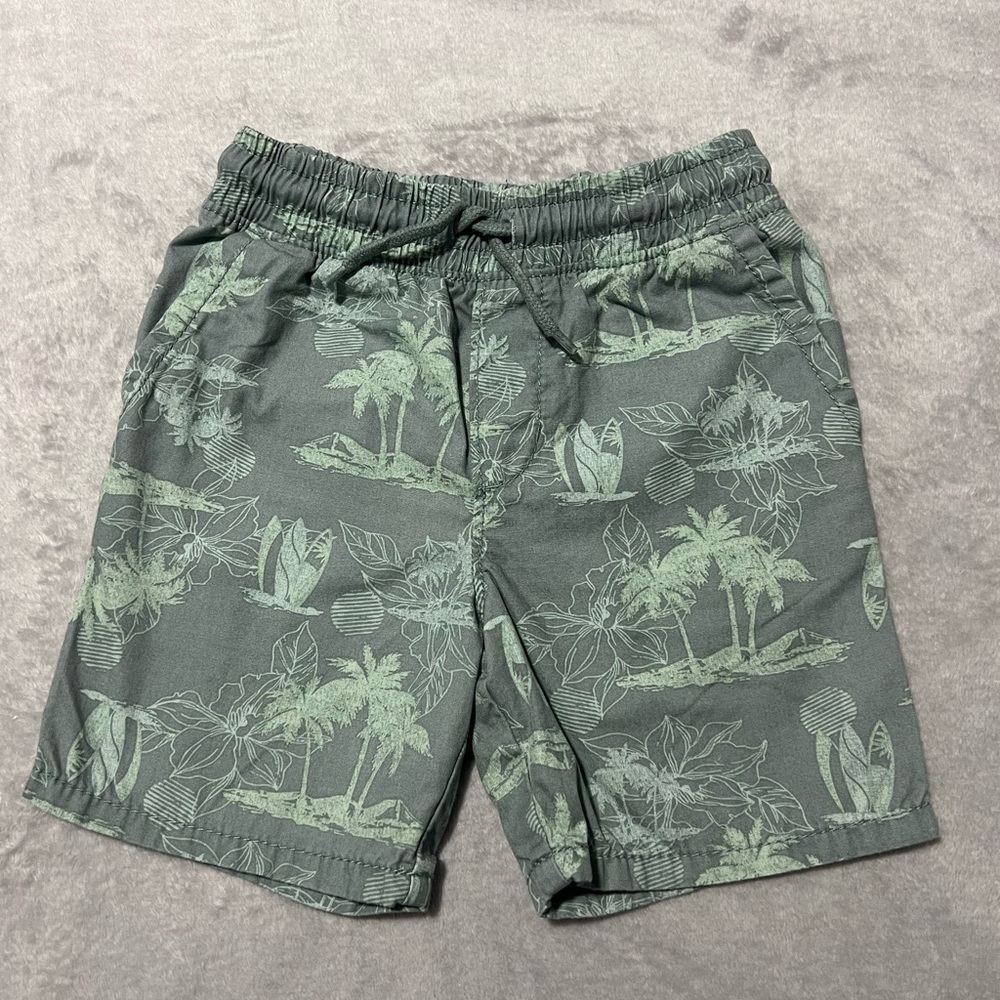 Boys Oshkosh Green Palm tree/Flower/Surf print shorts with pockets (5)